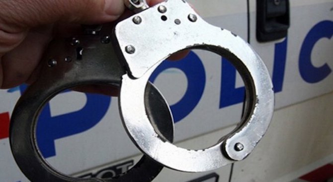 Задържаха трима души за телефонни измами