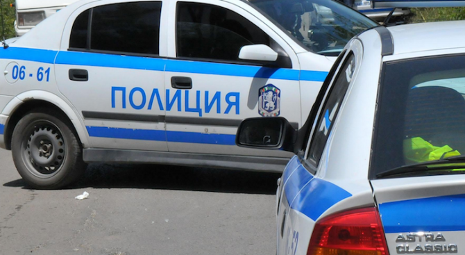 Кола изкърти светофарен стълб и се вряза в студио за красота в Пловдив