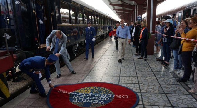 Легендарният влак &quot;Ориент експрес&quot; пристигна във Варна (снимки)
