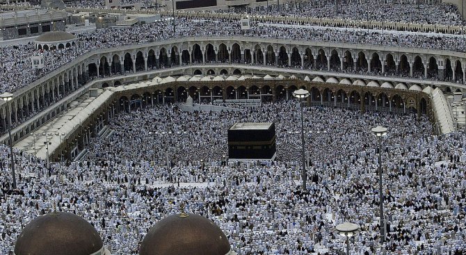 Над 2 млн. мюсюлмани започнаха хаджа в Мека (видео)