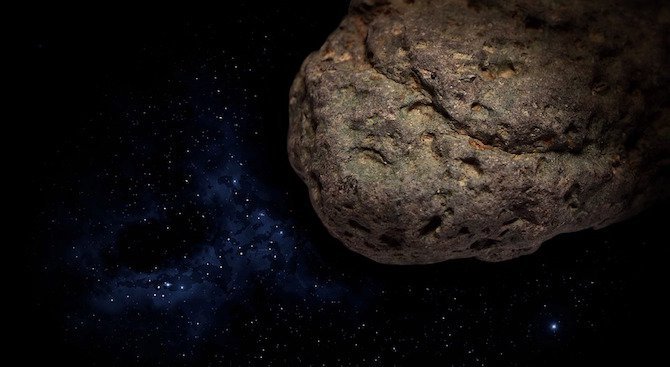 Огромен астероид преминава близо до Земята (видео)