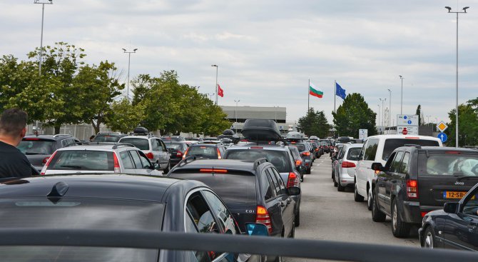 Опашки от автомобили на граничен пункт "Кулата"