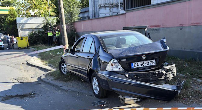 Автомобил се заби в колонка за зареждане на метан в &quot;Орландовци&quot; (снимки)