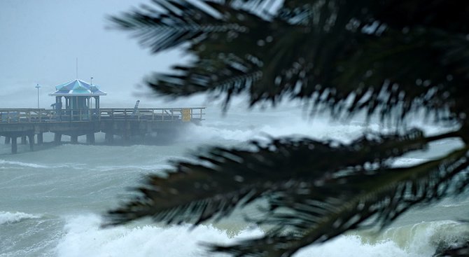 Не стреляйте по урагана Ирма, предупредиха властите във Флорида