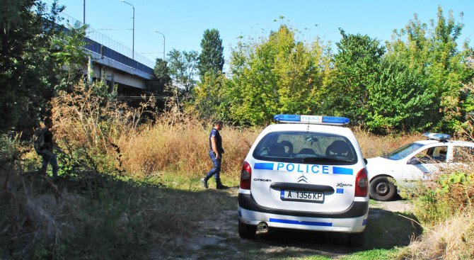 Откриха труп на мъж под надлез в Бургас (снимки)