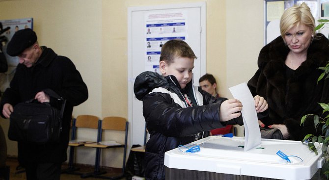 Със смартфони, коли и рапъри примамват избиратели пред урните в Русия