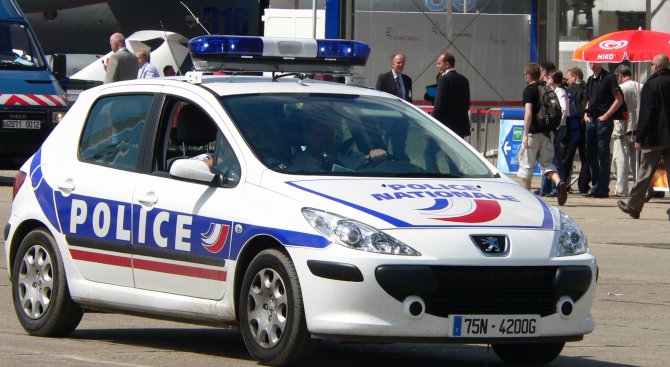 Водач с крадена кола сгази полицай край Париж