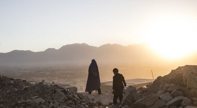 Млад афганистанец уби доброволката, която се грижеше за него от година