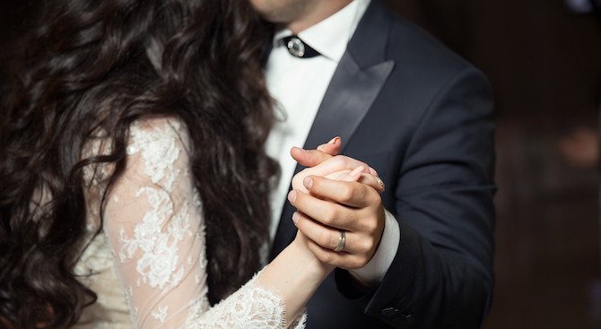 Младоженци дариха средства от сватбеното си тържество за социален център в Разград