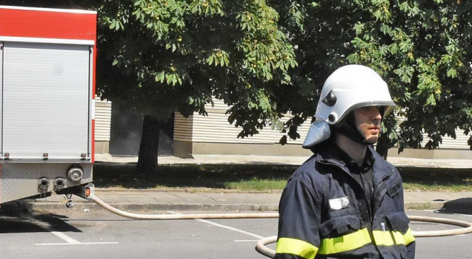 Пожарникари и полицаи излязоха на протест в София (видео)