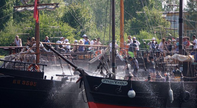 Сезонът на пиратските битки не е свършил във Варна (снимки)