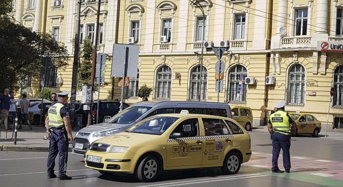 Такси блъсна пешеходец в центъра на София (снимки)