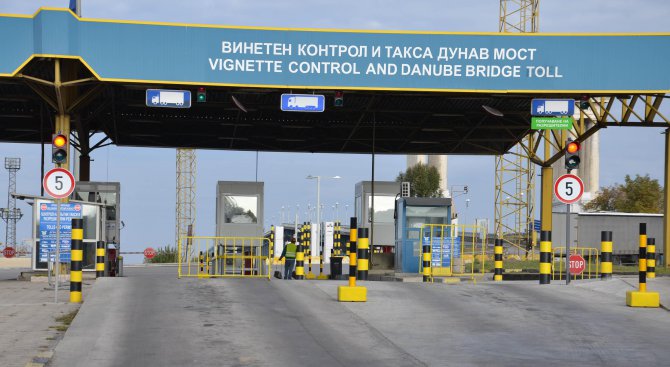 Утре по обяд спират пропускането на МПС през ГДПП Дунав мост - Русе