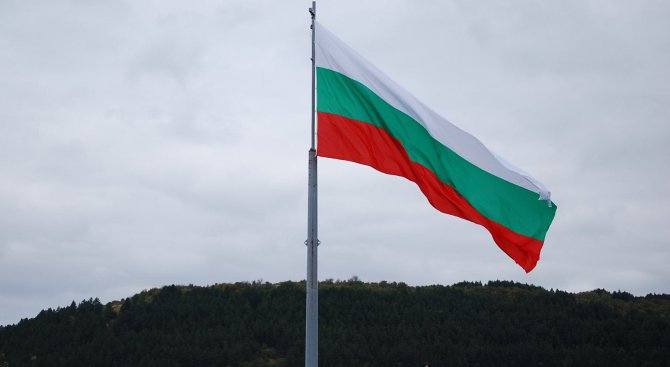 Издигнаха националното знаме на Република България на хълма Царевец (видео)
