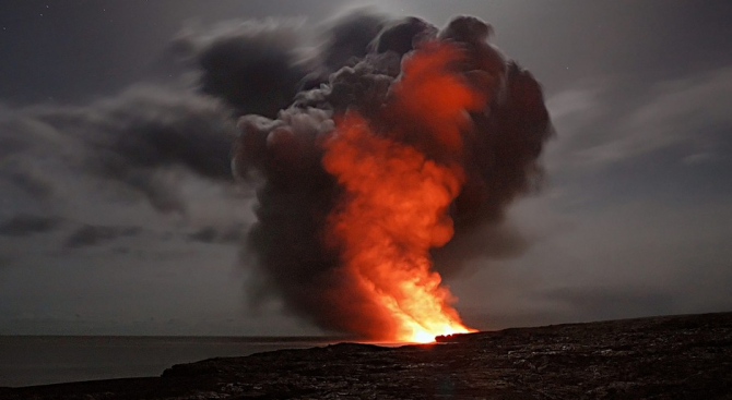 Масова паника на Бали заради изригване на вулкан