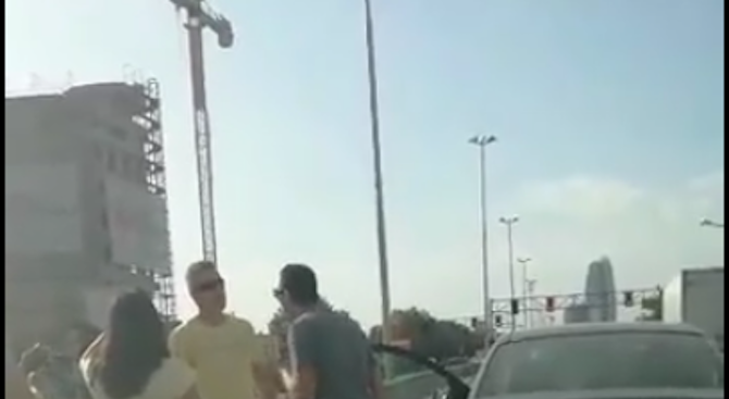 Полицай размаха пистолет на столично кръстовище (видео)