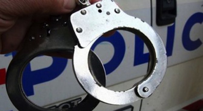 Задържаха мъж, опитал да обере възрастна жена