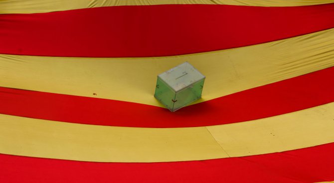 Джулиан Асандж нарече ситуацията около каталунския референдум &quot;първата в света интернет война&q