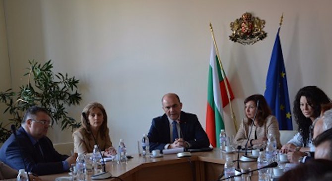 Министър Петков ще предложи административно увеличение на минималните осигурителни доходи с 3,9%