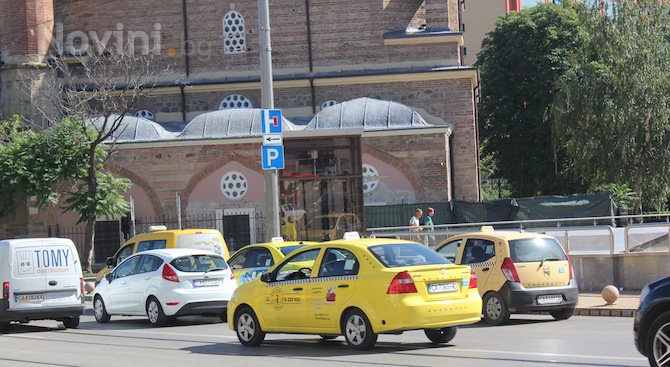 Таксиметровите водачи няма да полагат изпит при удължаване срока на валидност на удостоверенията им