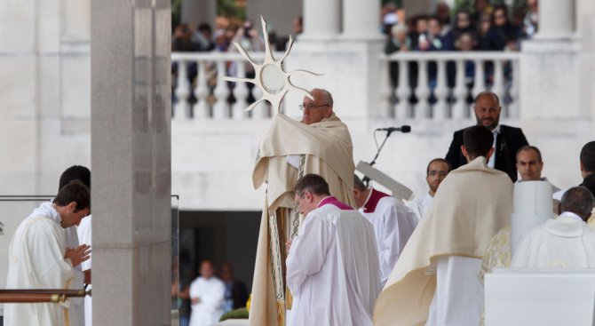 Дават Нобела за мир на папа Франциск?