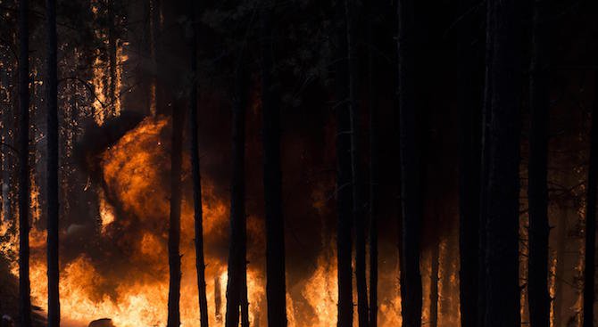 Голям пожар между две силистренски села застрашава населението