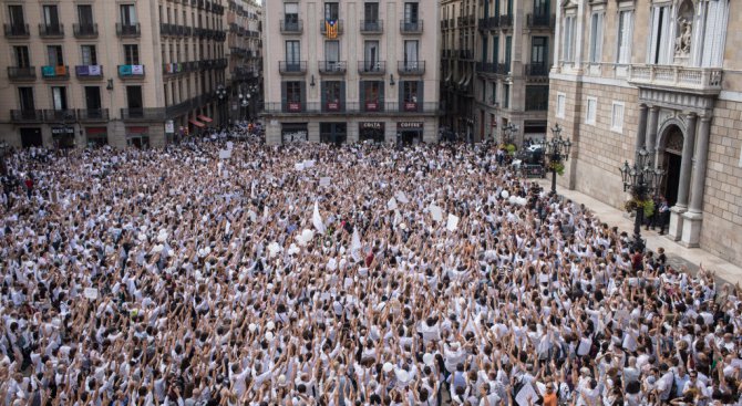 Хиляди се събраха в Мадрид и Барселона с призив за диалог (видео+снимки)