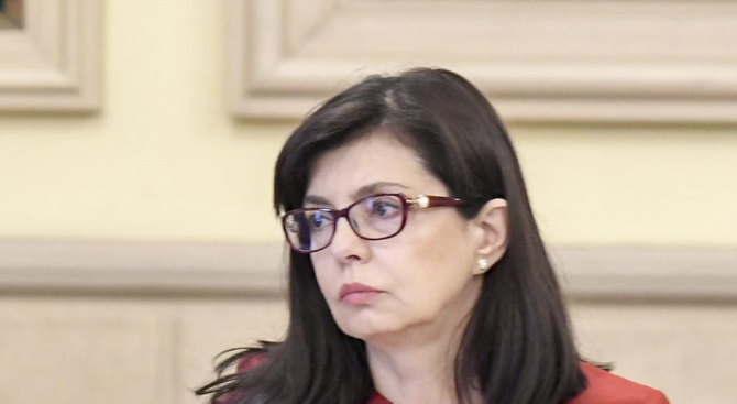 Кунева: Кабинетът трябва да заеме категорична позиция по казуса с Каталуния