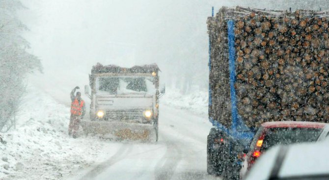 Зима на прохода Петрохан, шофьори с летни гуми хванати в снежния капан