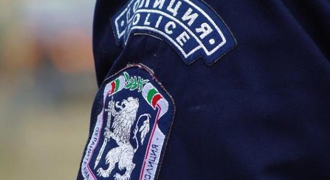 Пиян 40-годишен мъж ритна полицай и скъса пагона на униформата му