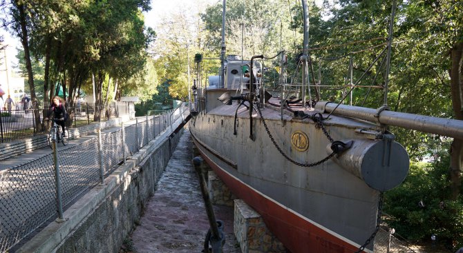 Ремонтират кораба-музей &quot;Дръзки&quot; във Варна (снимки)
