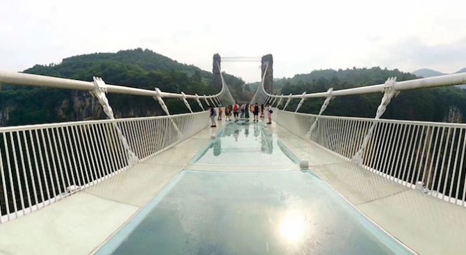 Стъкленият мост в Китай се пропука под краката на туристи (видео)