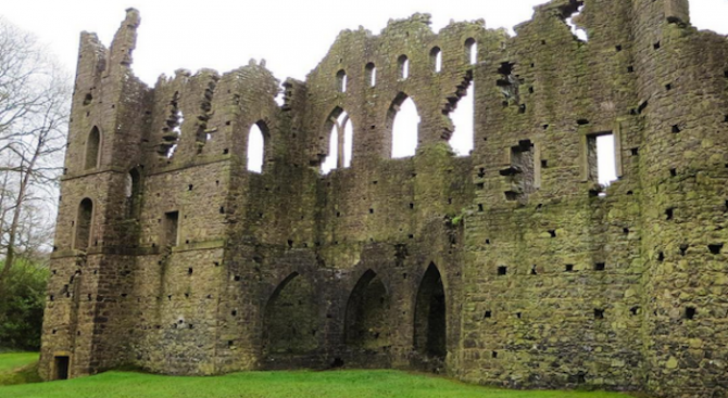Една история за ревност, безумство и ирландски руини