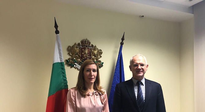 Министър Ангелкова и председателят на АИКБ Васил Велев са обсъдили възможностите за двустранно партн