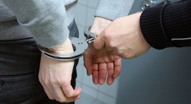 Задържаха обвиняем за грабеж с 14 влезли в сила присъди