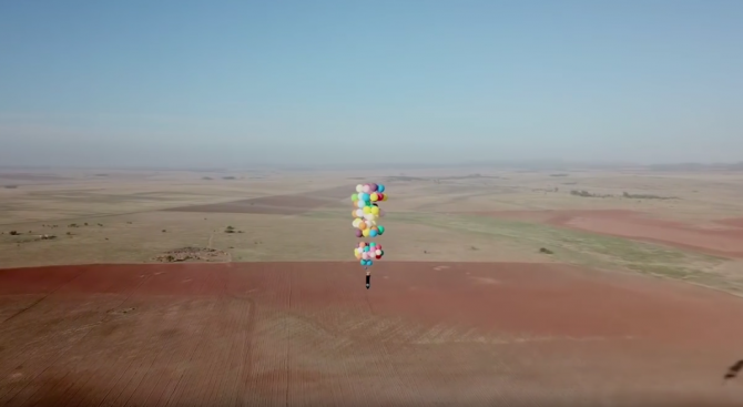 Авантюрист се издигна във въздуха със стол и 100 балона с хелий (видео)