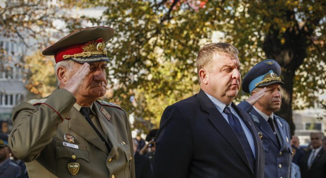 Каракачанов иска млади войници, а не плъхове