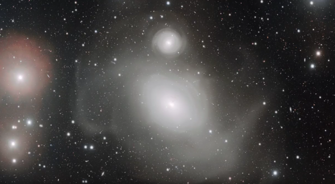 Телескоп засне лещовидна галактика в съзвездието Пещ (снимки+видео)