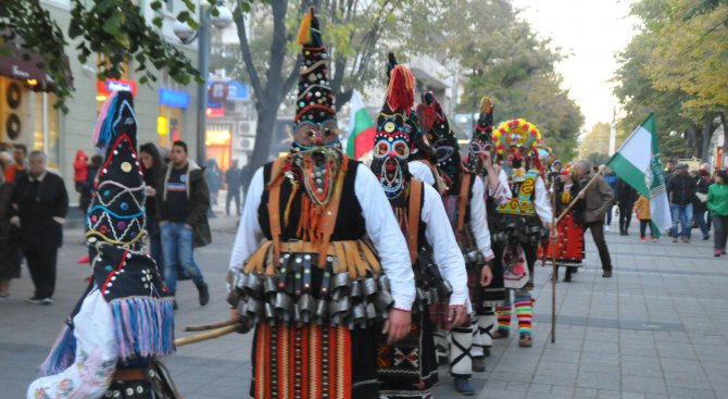 Бургаски кукери пробваха да заменят страшилищата за Хелоуин (снимки)