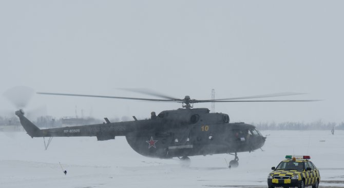 Кран извади катастрофиралия край Шпицберген руски хеликоптер