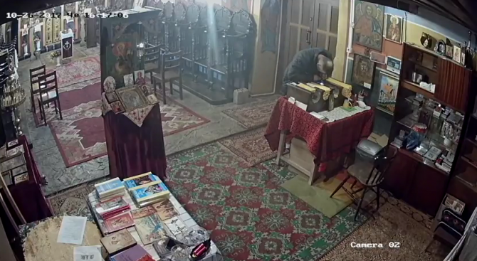 Нагла кражба от църквата на отец Иван от Нови хан (снимки+видео)