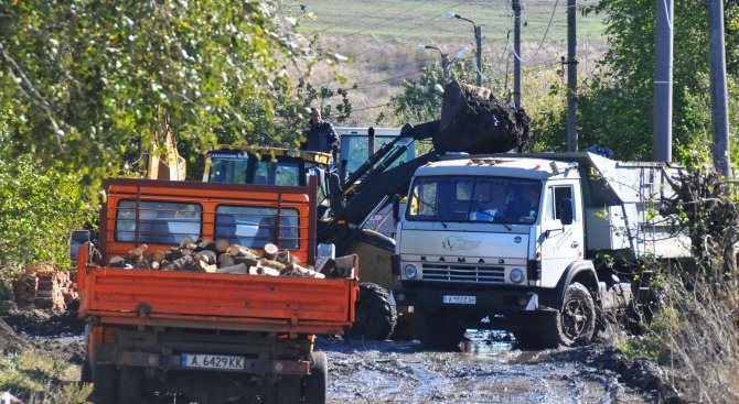 Бригади ремонтират пострадали от потопа къщи в Бургаско