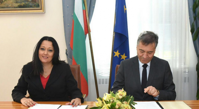 Павлова подписа споразумение за партньорство с Камарата на строителите в България