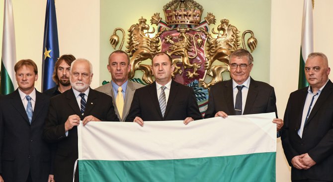 Румен Радев връчи националния флаг на българските антарктици (снимки)
