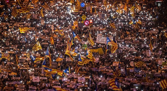 Стотици каталунски демонстранти в Брюксел призоваха ЕС да защити демокрацията в Каталуния