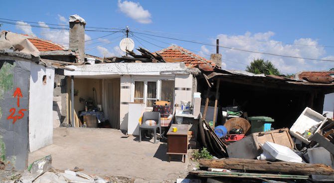 В Пловдив започна премахването на опасни къщи зад стадион &quot;Христо Ботев&quot;
