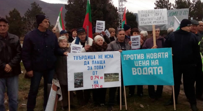 Недоволни граждани от Твърдица и региона блокираха Подбалканския път (снимки)