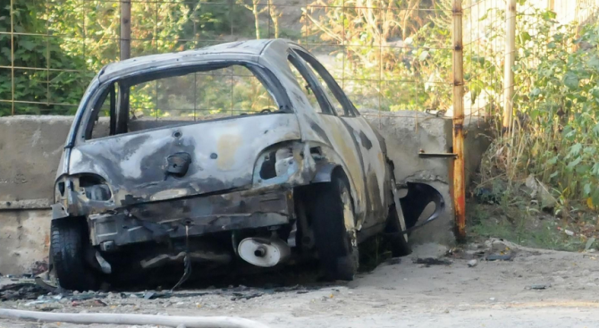 Пожар унищожи три коли в Русе