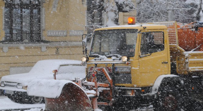 Близо 300 машини почистват пътищата в районите със снеговалеж