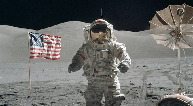 На снимка от Луната по време на мисията &quot;Аполо 17&quot; се вижда човек без скафандър (видео)